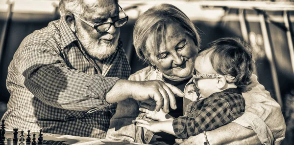 Avós Brincando Livre Uma Tarde Ensolarada Com Seu Neto — Fotografia de Stock