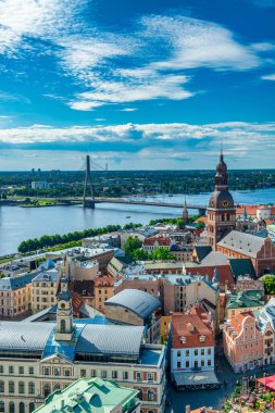 Riga, Letonya - 7 Temmuz 2017: Güneşli bir öğleden sonra Riga silueti.