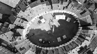 Lucca, Toskana 'daki Anfiteatro Meydanı' nın havadan görünüşü - İtalya.