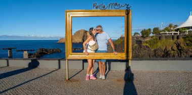 Porto Moniz 'de selfie çeken mutlu çift doğal lav havuzları, Madeira.