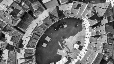 Lucca, Toskana 'daki Anfiteatro Meydanı' nın havadan görünüşü - İtalya.