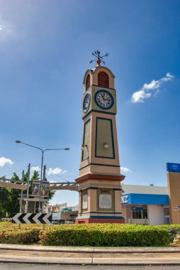 Ayr, Avustralya - 19 Ağustos 2009: Güneşli bir günde şehir sokakları ve binaları.