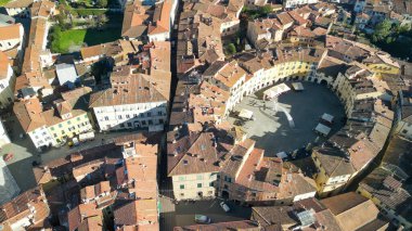 Lucca, Toskana 'daki Anfiteatro Meydanı' nın havadan görünüşü - İtalya.