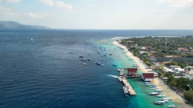 Güneşli bir günde, Endonezya 'nın Gili Trawangan kıyı şeridinin inanılmaz hava manzarası.