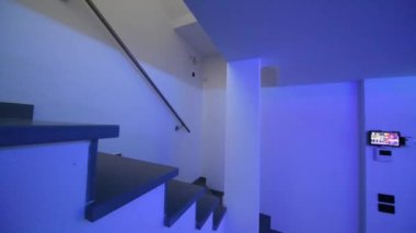 Tavanda alçıdan yapılmış ışıklandırması olan modern bir bodrum odası..