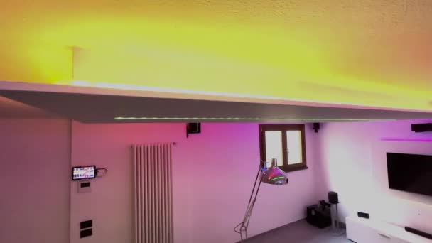 Ένα Σύγχρονο Υπόγειο Δωμάτιο Φωτισμό Led Που Προέρχονται Από Γυψοσανίδες — Αρχείο Βίντεο