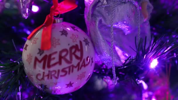 Modern Bir Evde Renkli Işıklarla Noel Ağacı Süslemek — Stok video