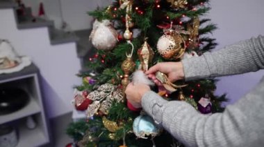 Modern bir evde renkli ışıklarla Noel Ağacı süslemek.