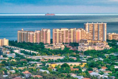 Miami 'nin günbatımının helikopter, Florida' dan görüntüsü.