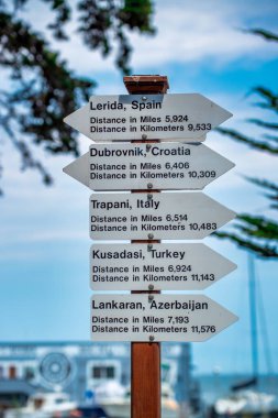 Monterey, CA - 4 Ağustos 2017: Bulutlu bir yaz sabahı Monterey kıyısı.