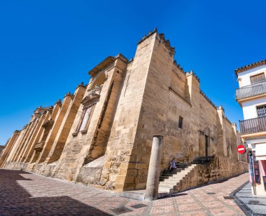 Cordoba, İspanya - 11 Nisan 2023: Mezquita Camii-Katedrali boyunca turistler..