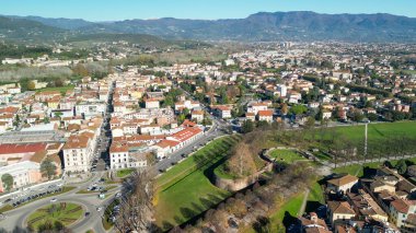 Lucca ortaçağ kasabasının havadan görünüşü, Toskana - İtalya.