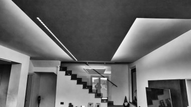 Renkli ışıklar modern bir meyhaneyi ışık oyunlarıyla aydınlatıyor..