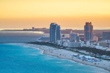 Miami 'nin günbatımının helikopter, Florida' dan görüntüsü.