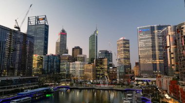 Günbatımında Elisabeth rıhtımından Perth 'in gökyüzü manzarası, Batı Avustralya