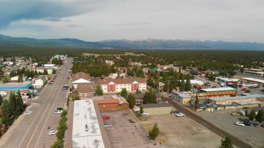 Batı Yellowstone, Montana - 10 Temmuz 2019: Şehir binalarının ve sokakların hava manzarası.