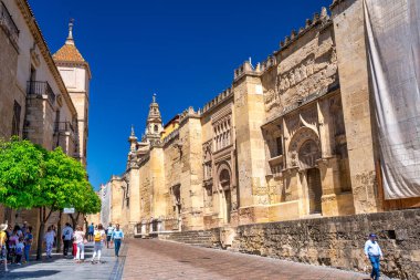 Cordoba, İspanya - 11 Nisan 2023: Mezquita Camii-Katedrali boyunca turistler..