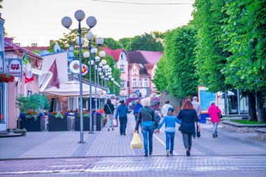 Jurmala, Letonya - 6 Temmuz 2017: Turistlerle Dzintari Orman Parkı.