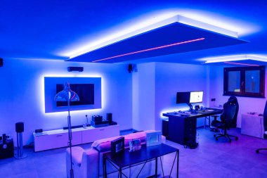 Renkli ışıklar modern bir meyhaneyi ışık oyunlarıyla aydınlatıyor..