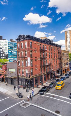 New York - Haziran 2013: High Line turistler için ünlü bir şehir merkezi..