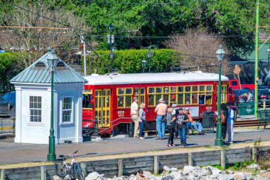 New Orleans, LA - 11 Şubat 2016: Şehir tramvayı bekleyen turistler ve yerel halk.