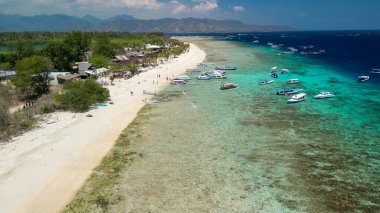 Güneşli bir günde, Endonezya 'nın Gili Meno kıyı şeridinin inanılmaz hava manzarası.
