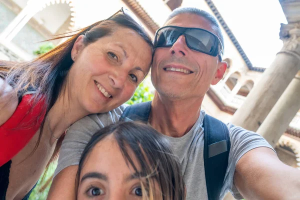 Uma Família Dois Adultos Sua Filha Tirando Selfies Real Alcazar — Fotografia de Stock