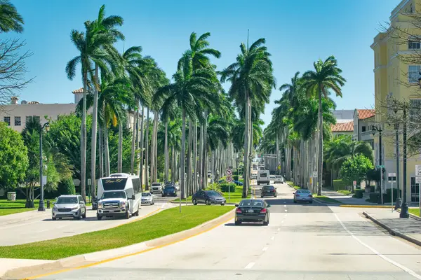 West Palm Beach, FL - 26 Şubat 2016: Güneşli bir günde West Palm Beach 'e trafik.