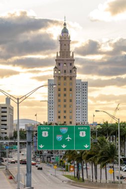 Miami, FL - 28 Şubat 2016: Şehir merkezindeki gökdelenler gün batımında.