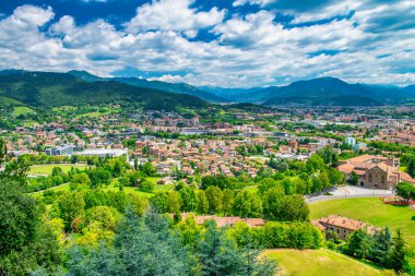 Bergamo Alta 'nın ortaçağ sokakları ve binaları güneşli bir yaz gününde, İtalya.