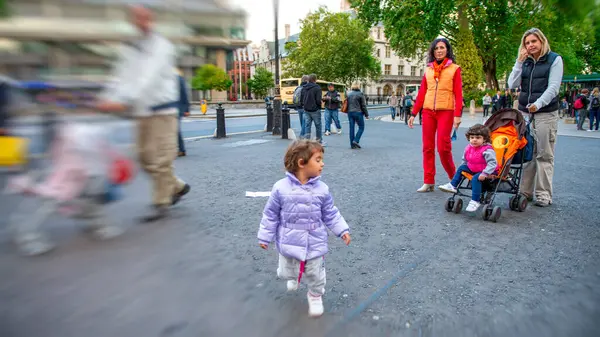 Londra sokaklarında mutlu bir aile.