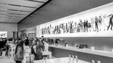 Adelaide, Avustralya - 15 Eylül 2018: Şehir merkezinde modern bir Apple mağazasının içi.