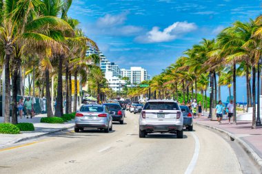 Fort Lauderdale, FL - 29 Şubat 2016: Sahil boyunca ana şehir yolu boyunca trafik.