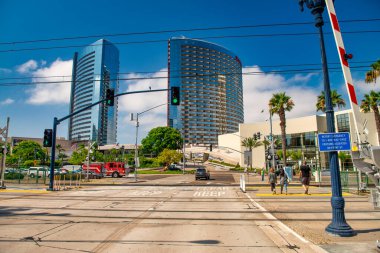 San Diego - 30 Temmuz 2017: Güneşli bir günde San Diego şehir merkezindeki modern gökdelenler.