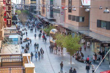 Adelaide, Avustralya - 15 Eylül 2018: Adelaide CBD 'de güneşli bir günde Rundle Mall. Rundle Mall, Güney Avustralya 'nın en büyük alışveriş merkezidir..
