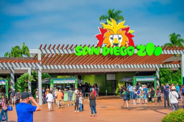 San Diego - 29 Temmuz 2017: Güneşli bir günde San Diego Hayvanat Bahçesi Girişi.