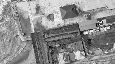 Marina di Pisa 'da fırtına, Toskana. Sahildeki dalgaların öfkesi, güneşli bir sabahki hava manzarası..