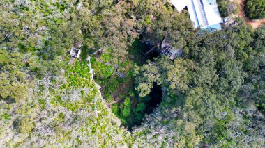 Batı Avustralya 'daki Göl Mağarası' nın havadan görünüşü.