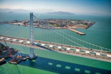Güneşli bir günde, San Francisco 'daki Bay Köprüsü' nün havadan görüntüsü..