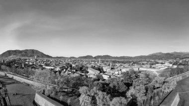 Lucca ortaçağ kasabasının havadan görünüşü, Toskana - İtalya.