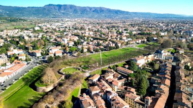 Lucca ortaçağ kasabasının havadan görünüşü, Toskana - İtalya.