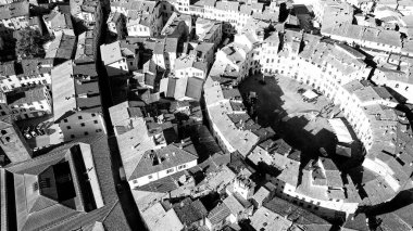 Lucca, Toskana 'daki Anfiteatro Meydanı' nın havadan görünüşü - İtalya.