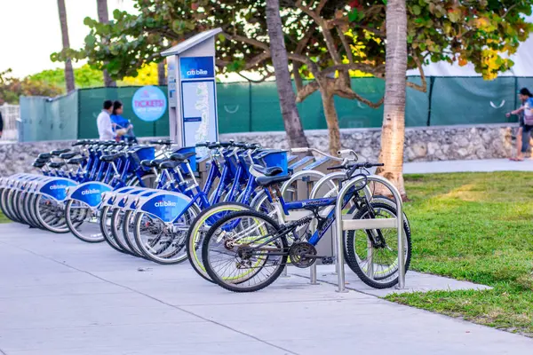 Miami Beach Şubat 2016 Ocean Drive Boyunca Bisiklet Kiralama Istasyonu — Stok fotoğraf