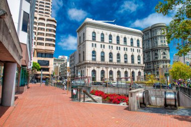 San Francisco, CA - 6 Ağustos 2017: Güneşli bir günde şehrin sokakları ve binaları.