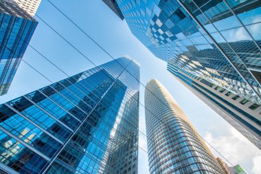 San Francisco, CA - 6 Ağustos 2017: Güneşli bir günde şehrin sokakları ve binaları.