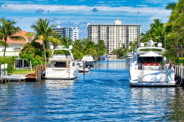 Fort Lauderdale, Florida. Güneşli bir kış gününde güzel şehir kanalları.