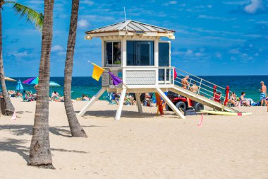 Fort Lauderdale, FL - 29 Şubat 2016: Kışın plajda dinlenen turistler.