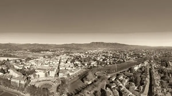 Lucca ortaçağ kasabasının havadan görünüşü, Toskana - İtalya.