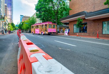 Portland, Oregon - 18 Ağustos 2017: Güneşli bir yaz gününde şehir sokakları ve binalar.
