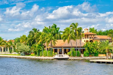 Fort Lauderdale, FL - 29 Şubat 2016: Güneşli bir kış gününde güzel şehir kanalları.